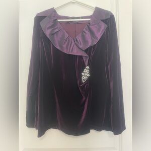 LAURA PETITES stunning velvet and taffeta top with rhinestone broach